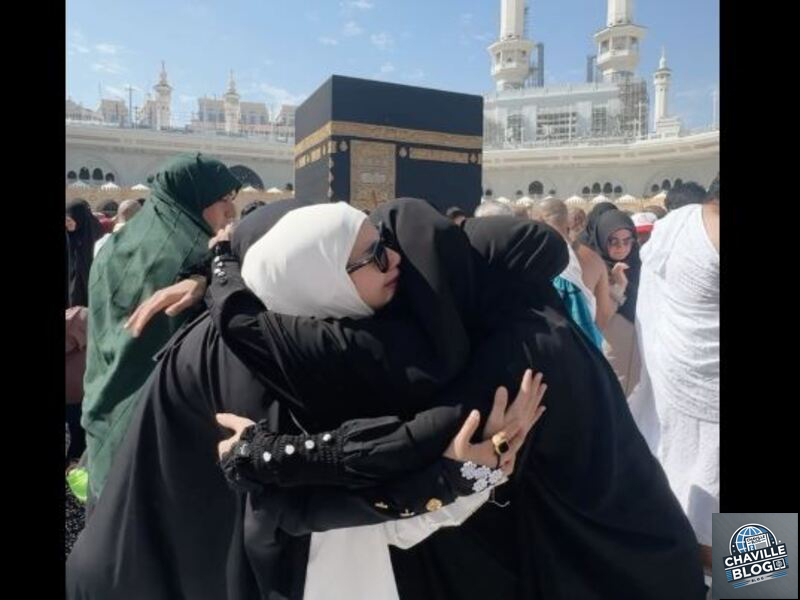 Ghea Youbi Menangis di Depan Kabah Tanah Suci Mekah